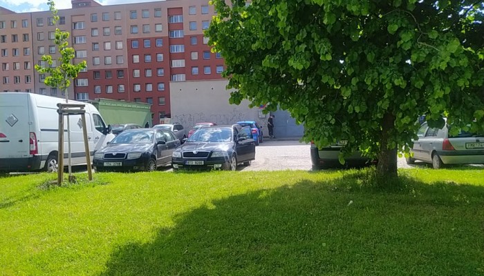 Oprava chodníku a parkoviště na ul erbenova před vyměnikovou stanicí a lekarnou