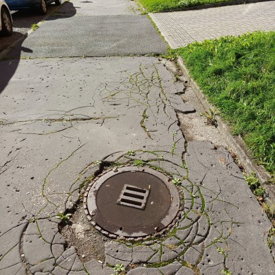 Rozpadající se chodník na ulici Erbenova 803 až 807