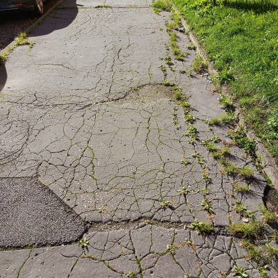 Rozpadající se chodník na ulici Erbenova 803 až 807