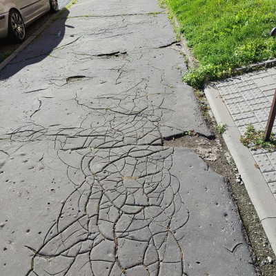 Rozpadající se chodník na ulici Erbenova 803 až 807