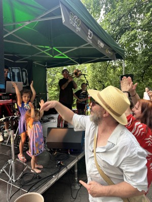 Široký chodník žije