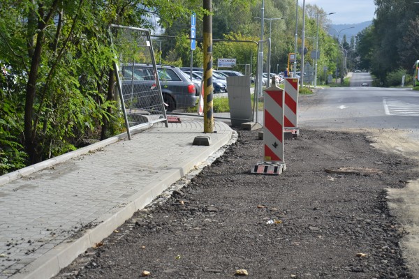 Výstavba chodníku a rekonstrukce komunikace na Podlesí