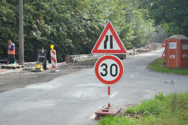 Výstavba chodníku a rekonstrukce komunikace na Podlesí