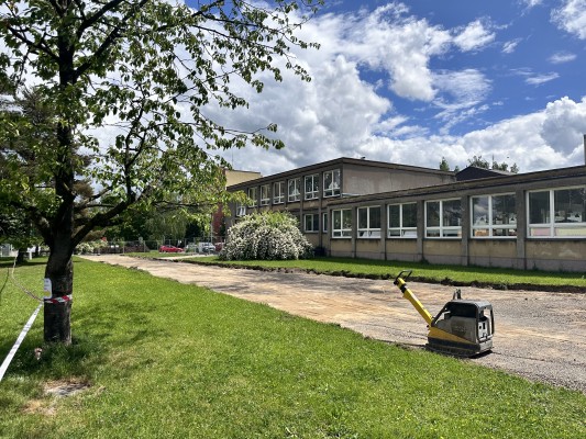 Prostranství před ZŠ Koperníkova