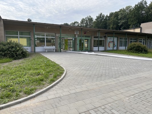 Prostranství před ZŠ Koperníkova