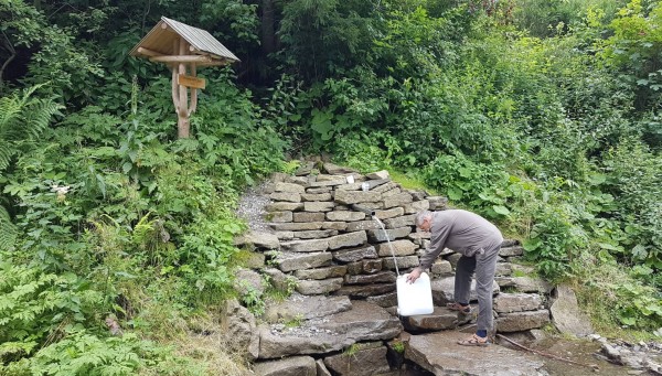 Parkování u studánky v Gutech - modrá značka