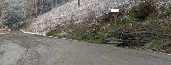 Parkování u studánky v Gutech - modrá značka