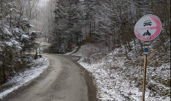 Parkování u studánky v Gutech - modrá značka