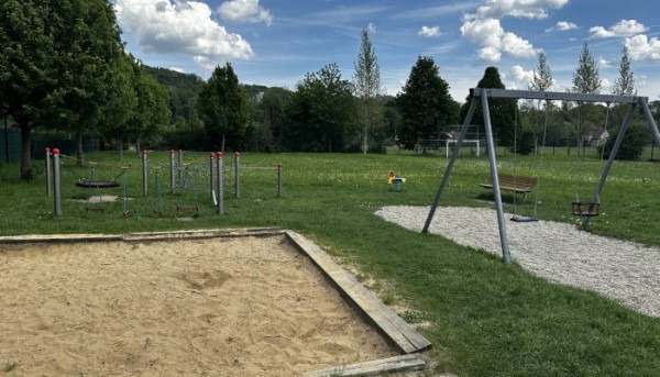 Dětské hřiště plocha poblíž kruhového objezdu via lyžbice